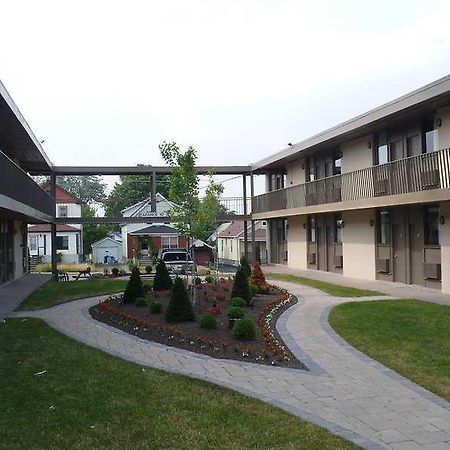 Niagara Plaza Hotel By Fairbridge Экстерьер фото