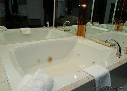 Niagara Plaza Hotel By Fairbridge Экстерьер фото