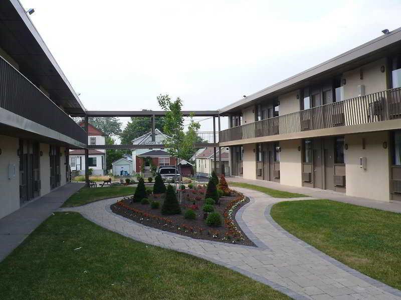 Niagara Plaza Hotel By Fairbridge Экстерьер фото